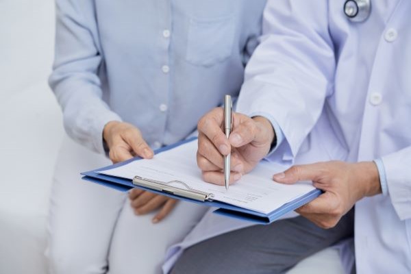 doctors_consulting_clipboard2 doctors_consulting_clipboard2